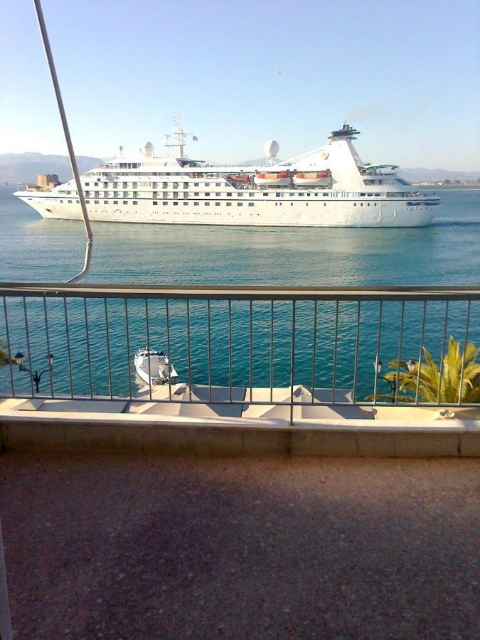 Di Fronte Alla Fortezza Nauplion Buitenkant foto